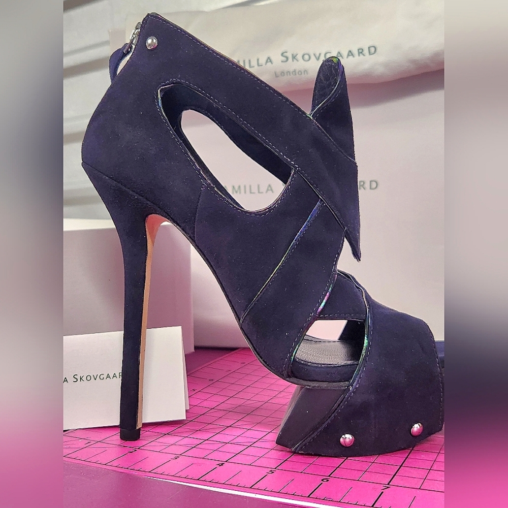 Camilla Skovgaard Suede Navy Suede Iridescent Bootie Heels Spear CutOut, New